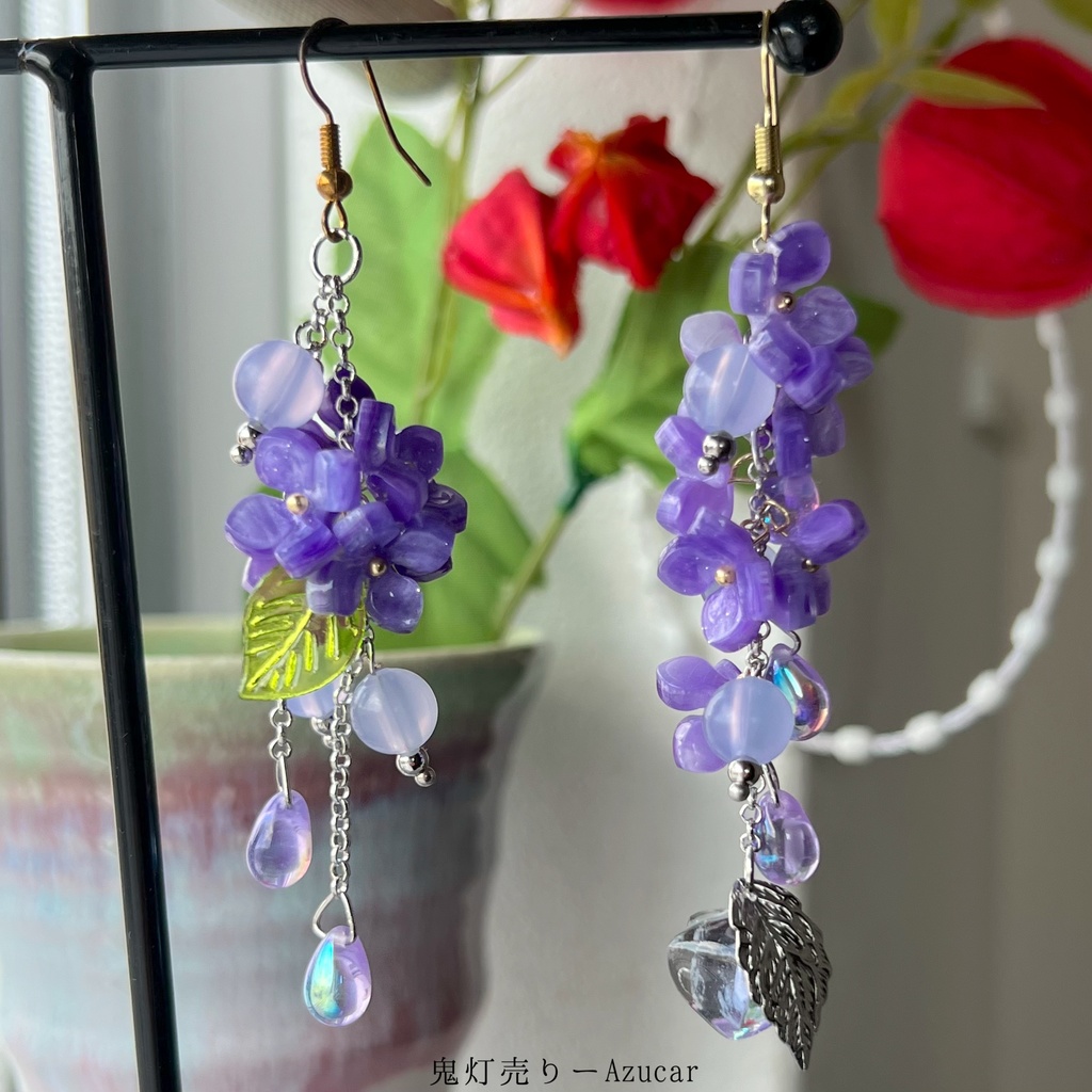 蓄光鬼灯と光で色が変わるビーズと紫陽花のピアス イヤリング 幻想カラー