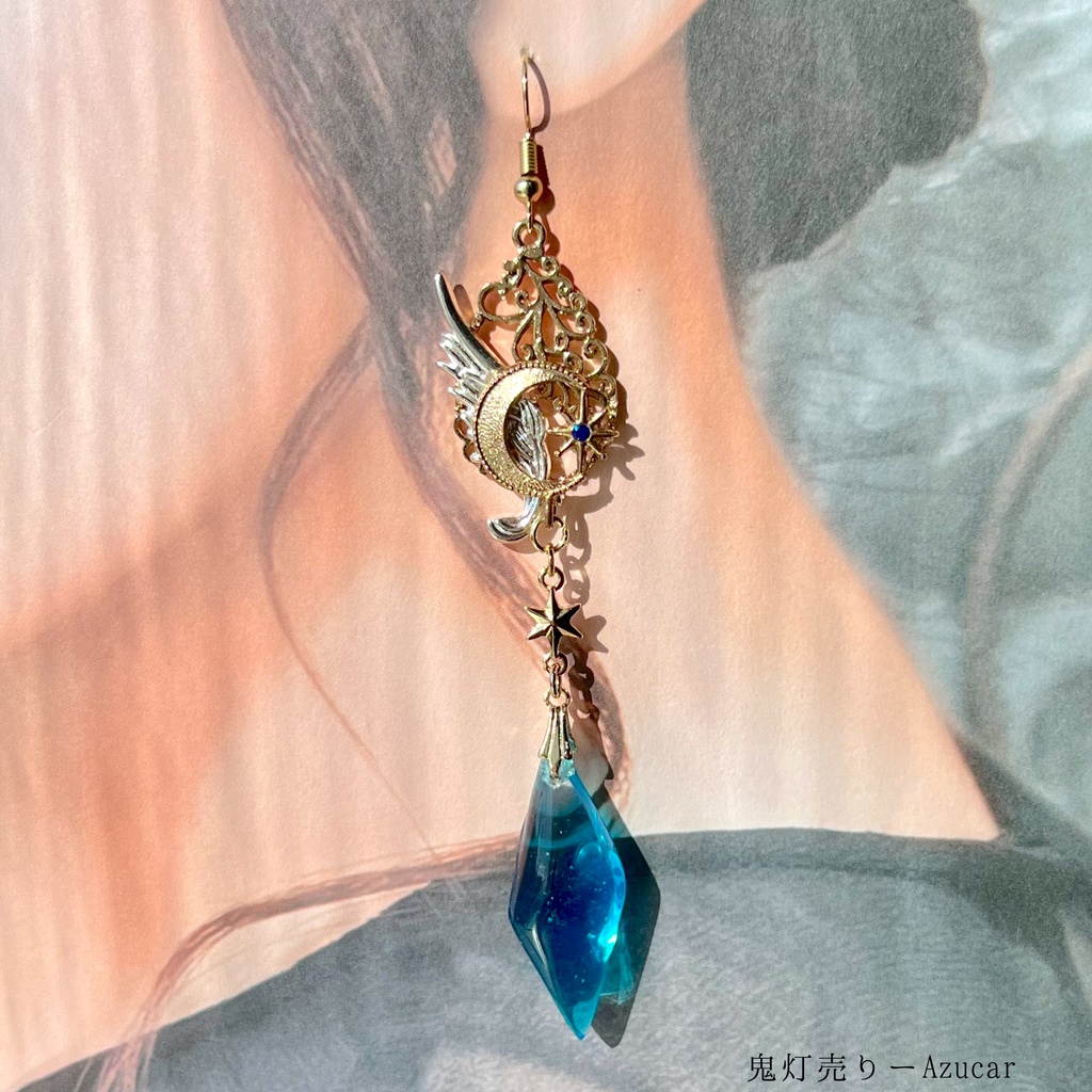 魔法使いの紋章ピアス/イヤリング月と羽根の鉱物レジン × 琉球ガラス|氷のように透ける幻想アクセサリー(両耳)