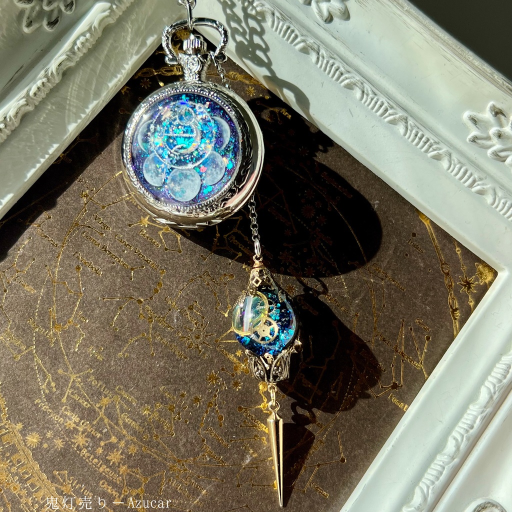 欠けゆく月を映す 宇宙ランタン懐中時計