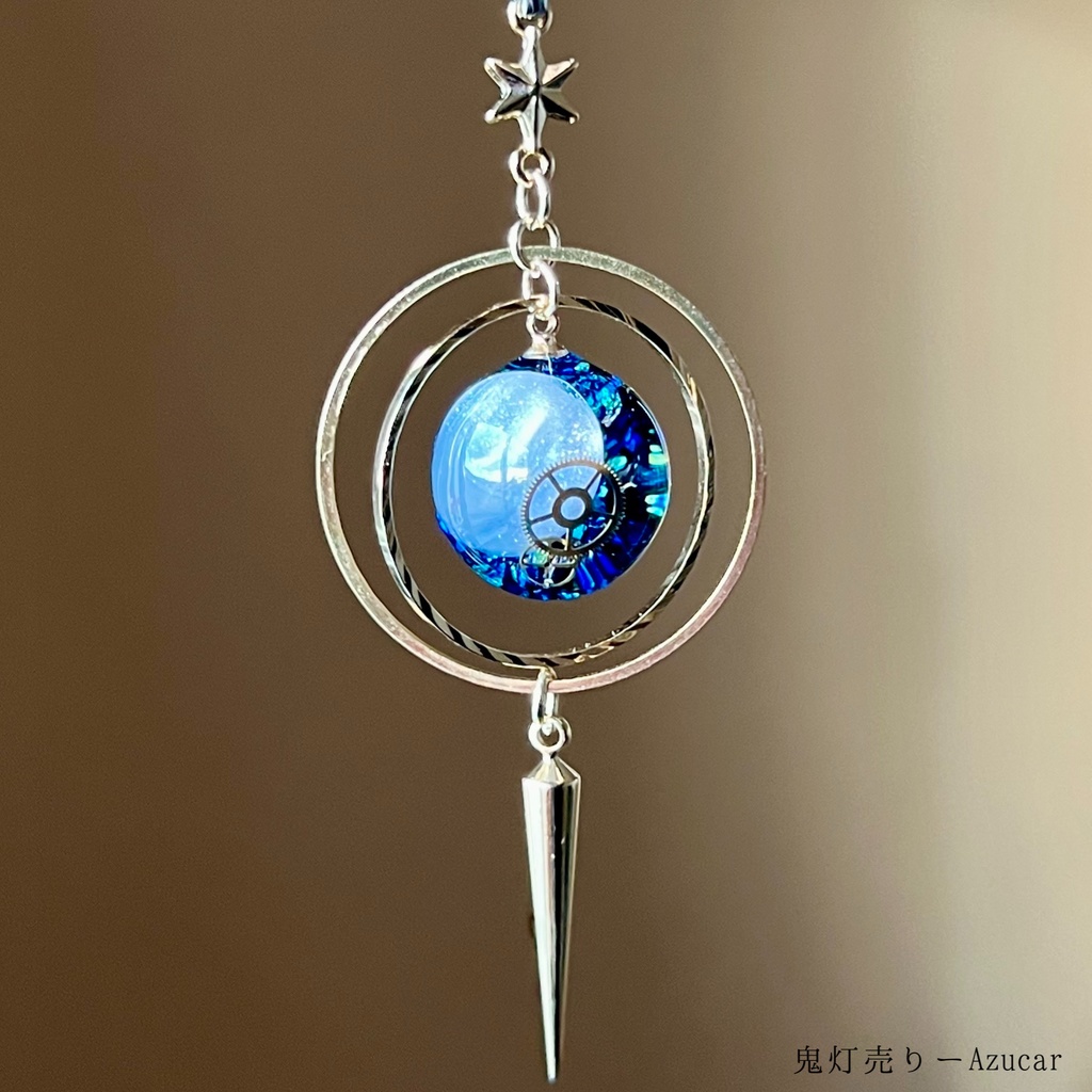 蒼い月が浮かぶ天球儀ネックレス|三日月と満月が切り替わる|スチームパンク調・UV色変化