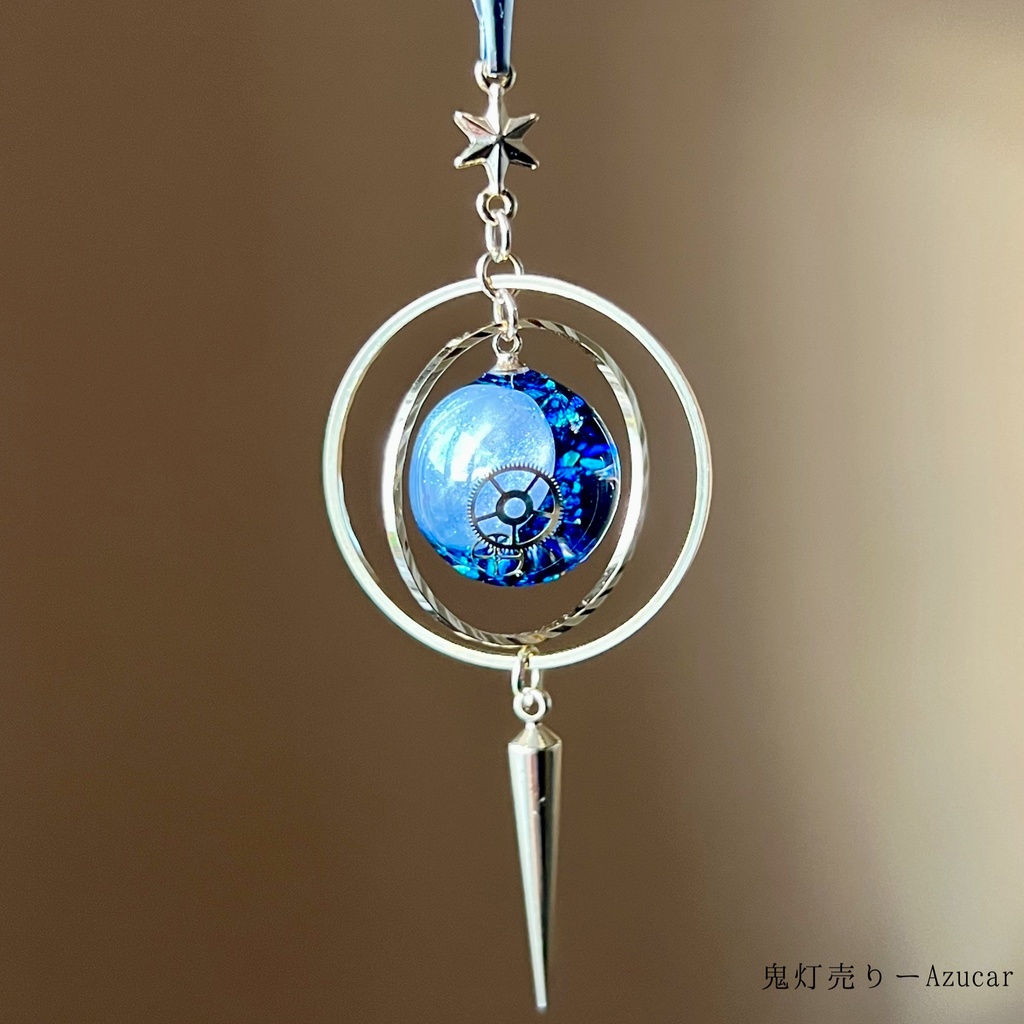 蒼い月が浮かぶ天球儀ネックレス|三日月と満月が切り替わる|スチームパンク調・UV色変化