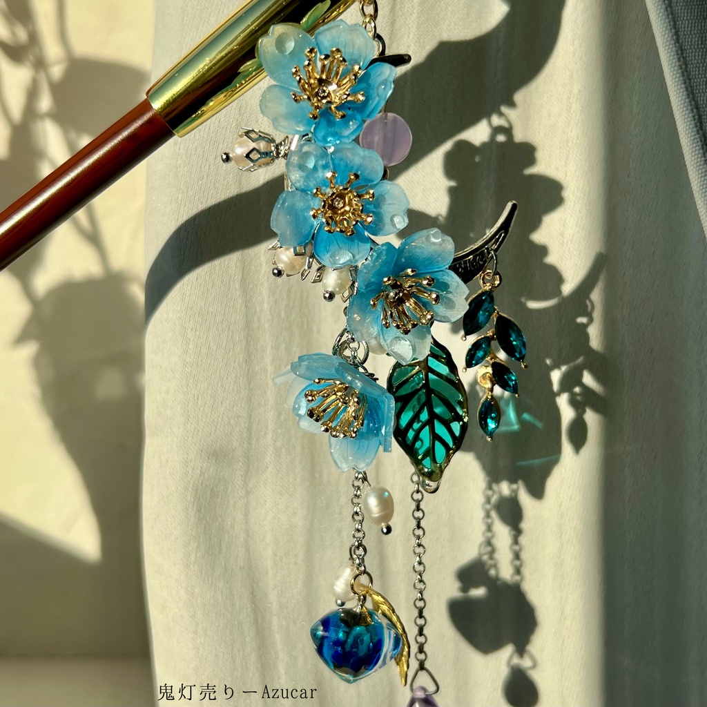 朝露を纏う枝垂れ桜と青鬼灯 ― 光を宿す実のキセルかんざし(一点もの)