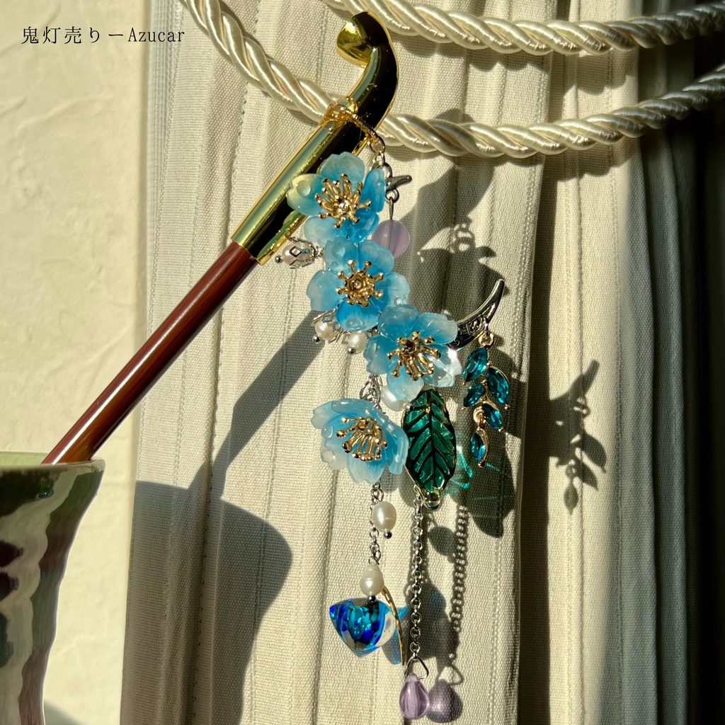 朝露を纏う枝垂れ桜と青鬼灯 ― 光を宿す実のキセルかんざし(一点もの)