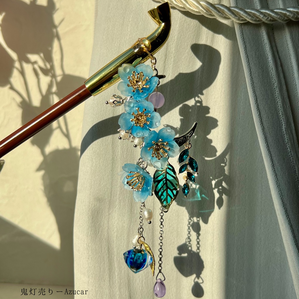 朝露を纏う枝垂れ桜と青鬼灯 ― 光を宿す実のキセルかんざし(一点もの)