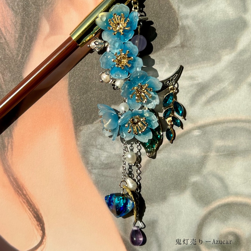 朝露を纏う枝垂れ桜と青鬼灯 ― 光を宿す実のキセルかんざし(一点もの)