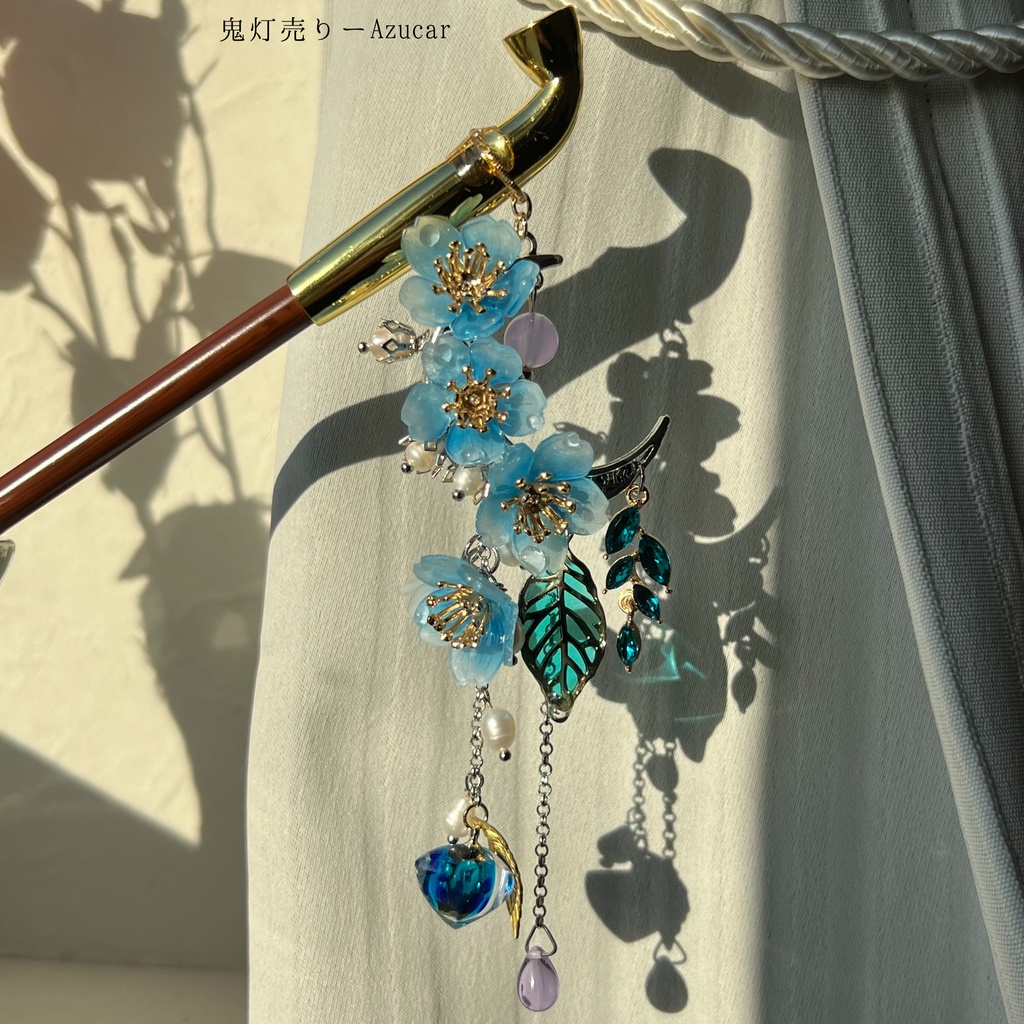 朝露を纏う枝垂れ桜と青鬼灯 ― 光を宿す実のキセルかんざし(一点もの)