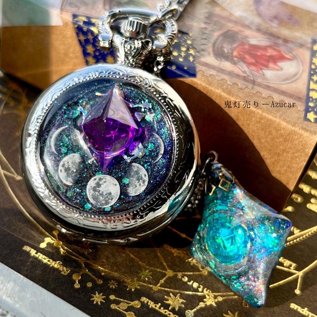 月の巡りを閉じ込めた 宇宙レジン懐中時計（蓄光・紫鉱物）