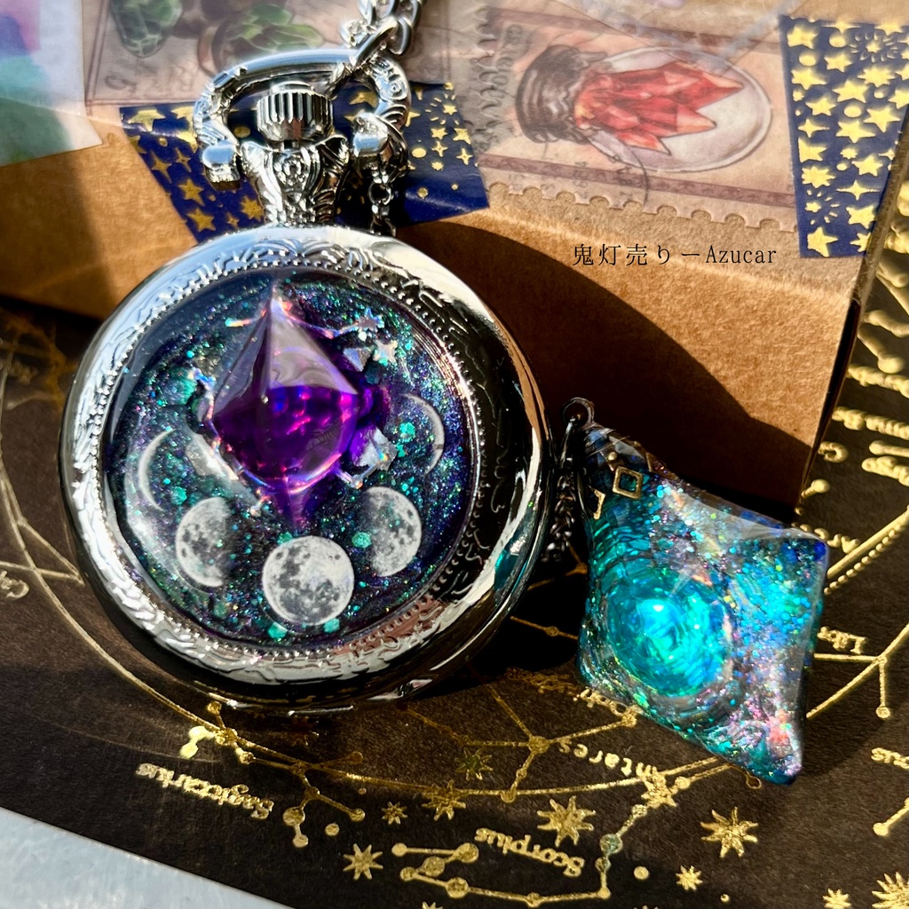 月の巡りを閉じ込めた 宇宙レジン懐中時計(蓄光・紫鉱物)