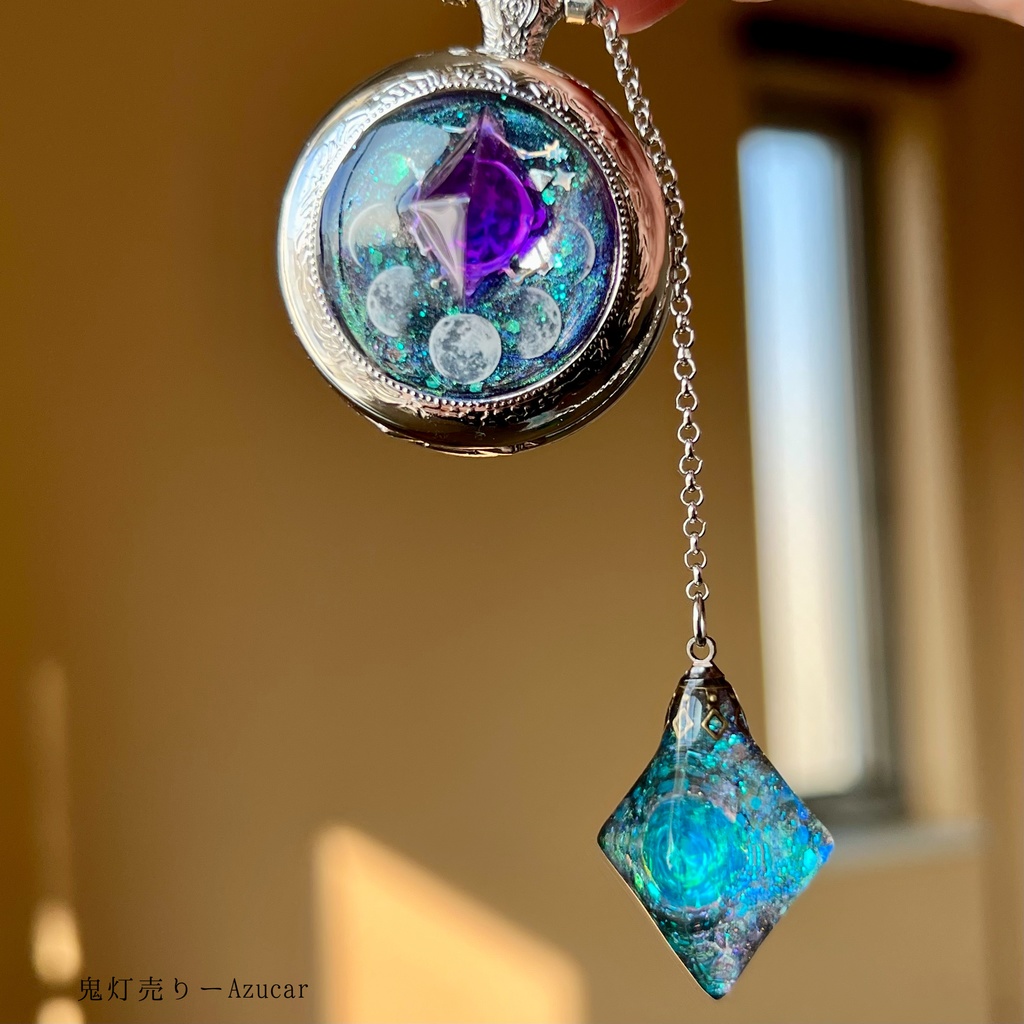 月の巡りを閉じ込めた 宇宙レジン懐中時計(蓄光・紫鉱物)