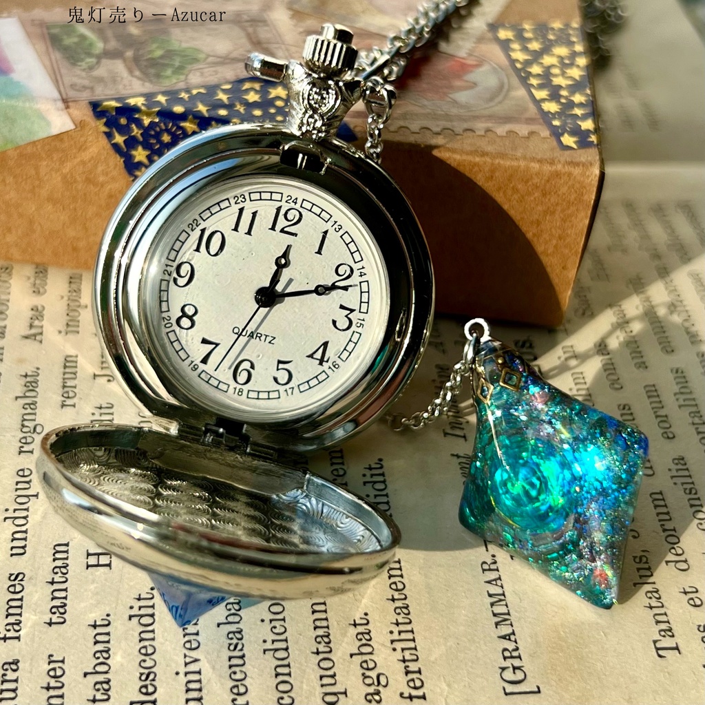 月の巡りを閉じ込めた 宇宙レジン懐中時計(蓄光・紫鉱物)