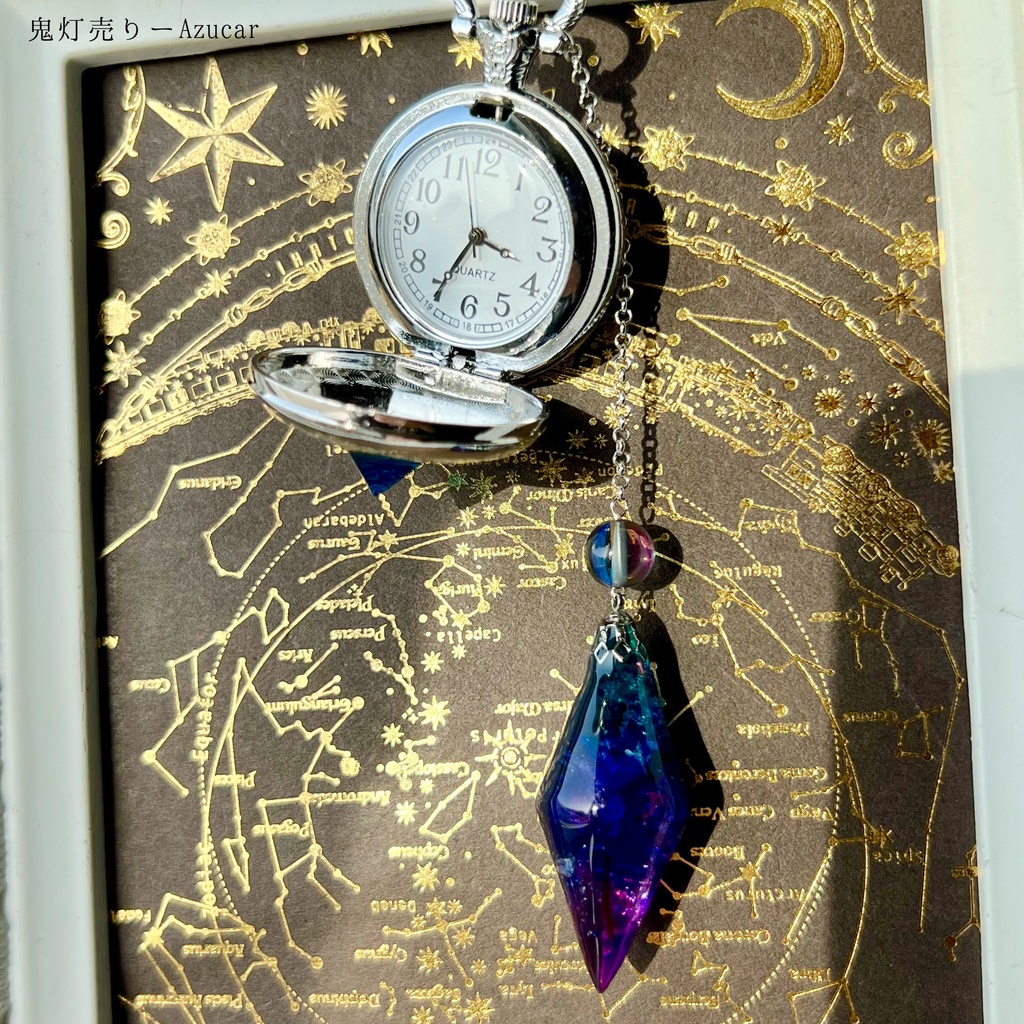 宇宙を閉じ込めた懐中時計とアイリスのようなペンデュラム月の満ち欠けと琉球ガラスの煌めき