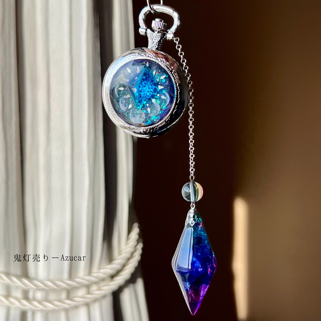 宇宙を閉じ込めた懐中時計とアイリスのようなペンデュラム月の満ち欠けと琉球ガラスの煌めき