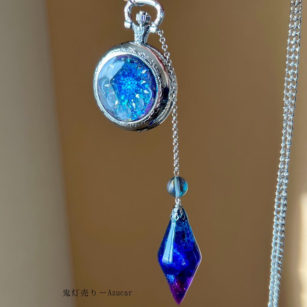 宇宙を閉じ込めた懐中時計とアイリスのようなペンデュラム月の満ち欠けと琉球ガラスの煌めき