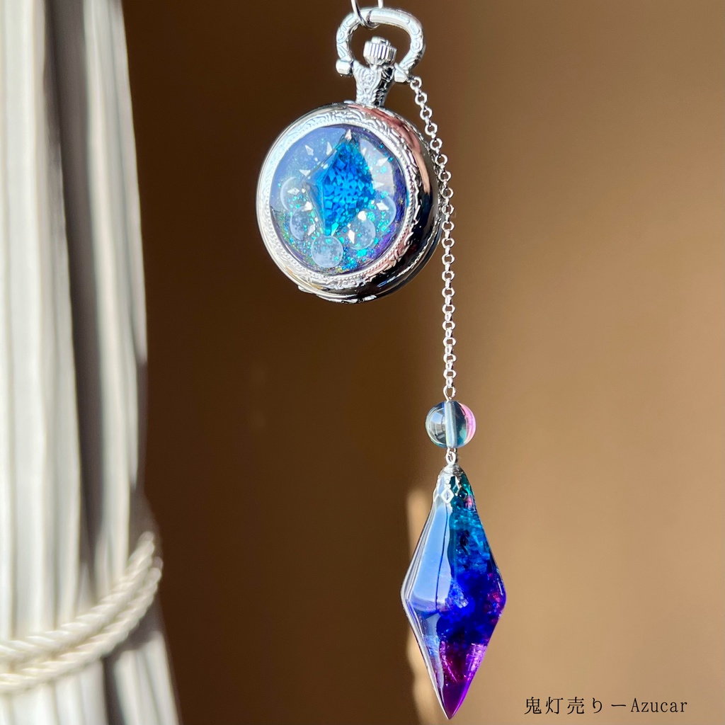 宇宙を閉じ込めた懐中時計とアイリスのようなペンデュラム月の満ち欠けと琉球ガラスの煌めき