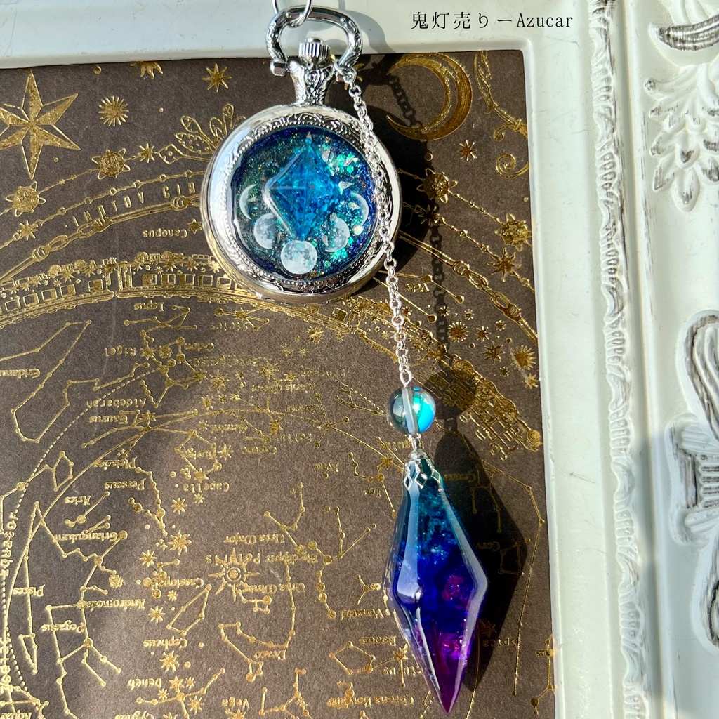 宇宙を閉じ込めた懐中時計とアイリスのようなペンデュラム月の満ち欠けと琉球ガラスの煌めき