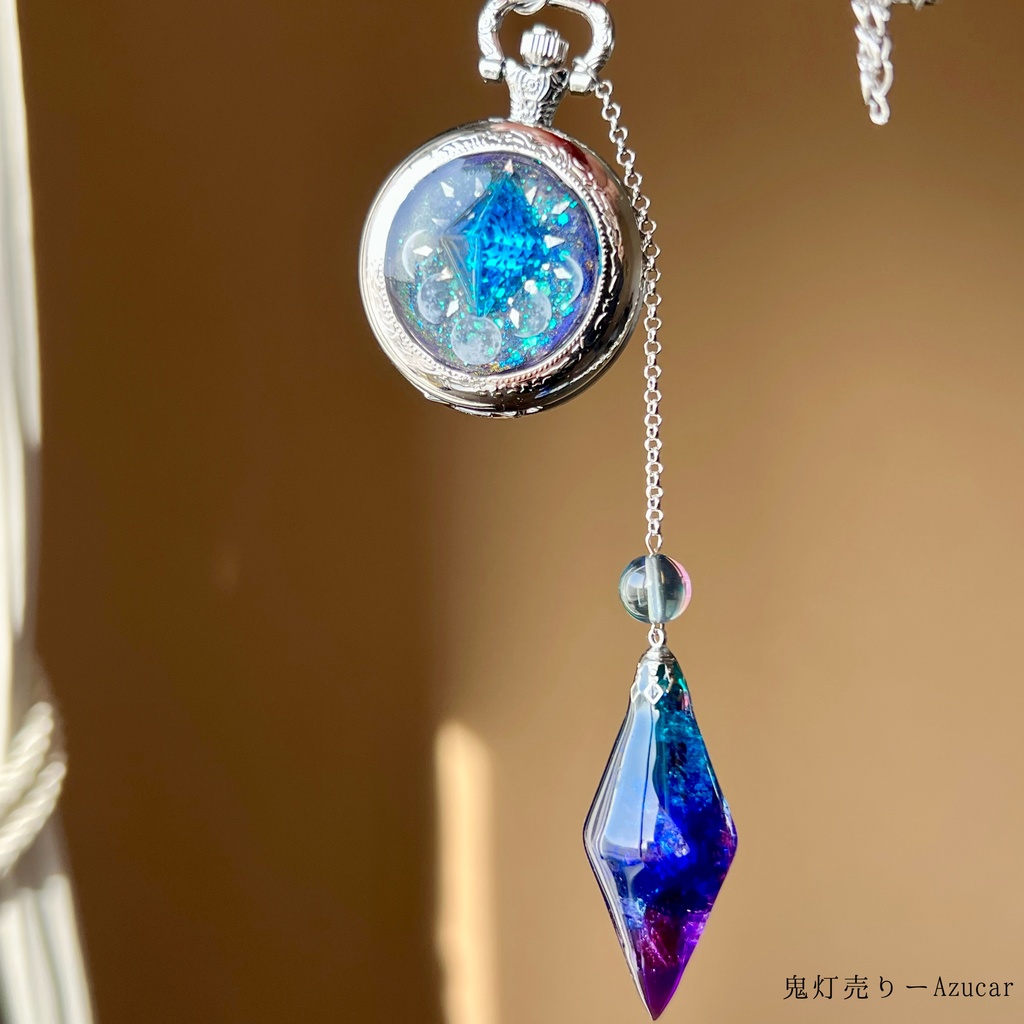 宇宙を閉じ込めた懐中時計とアイリスのようなペンデュラム月の満ち欠けと琉球ガラスの煌めき