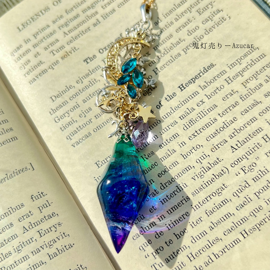 三日月と蔦のオーロラペンデュラムネックレス 琉球ガラスとオーロラの輝き