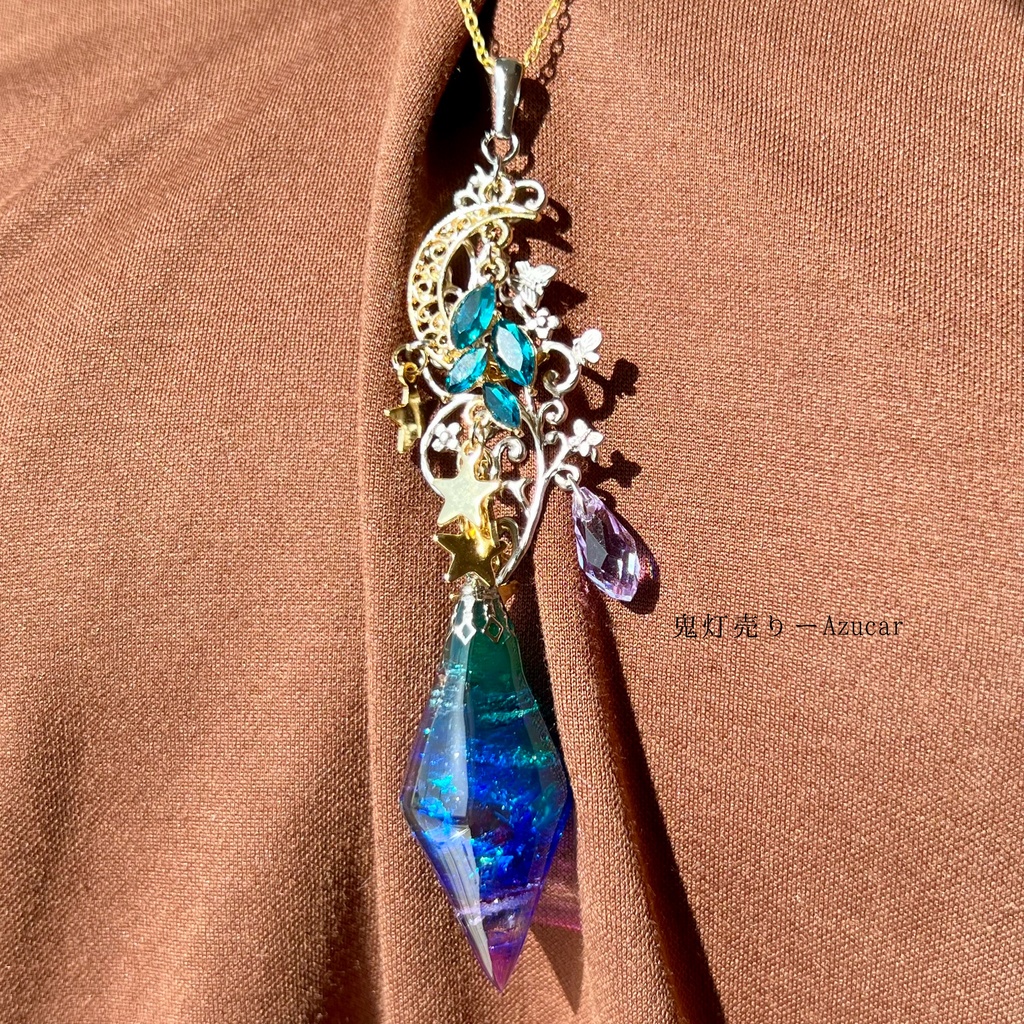 三日月と蔦のオーロラペンデュラムネックレス 琉球ガラスとオーロラの輝き