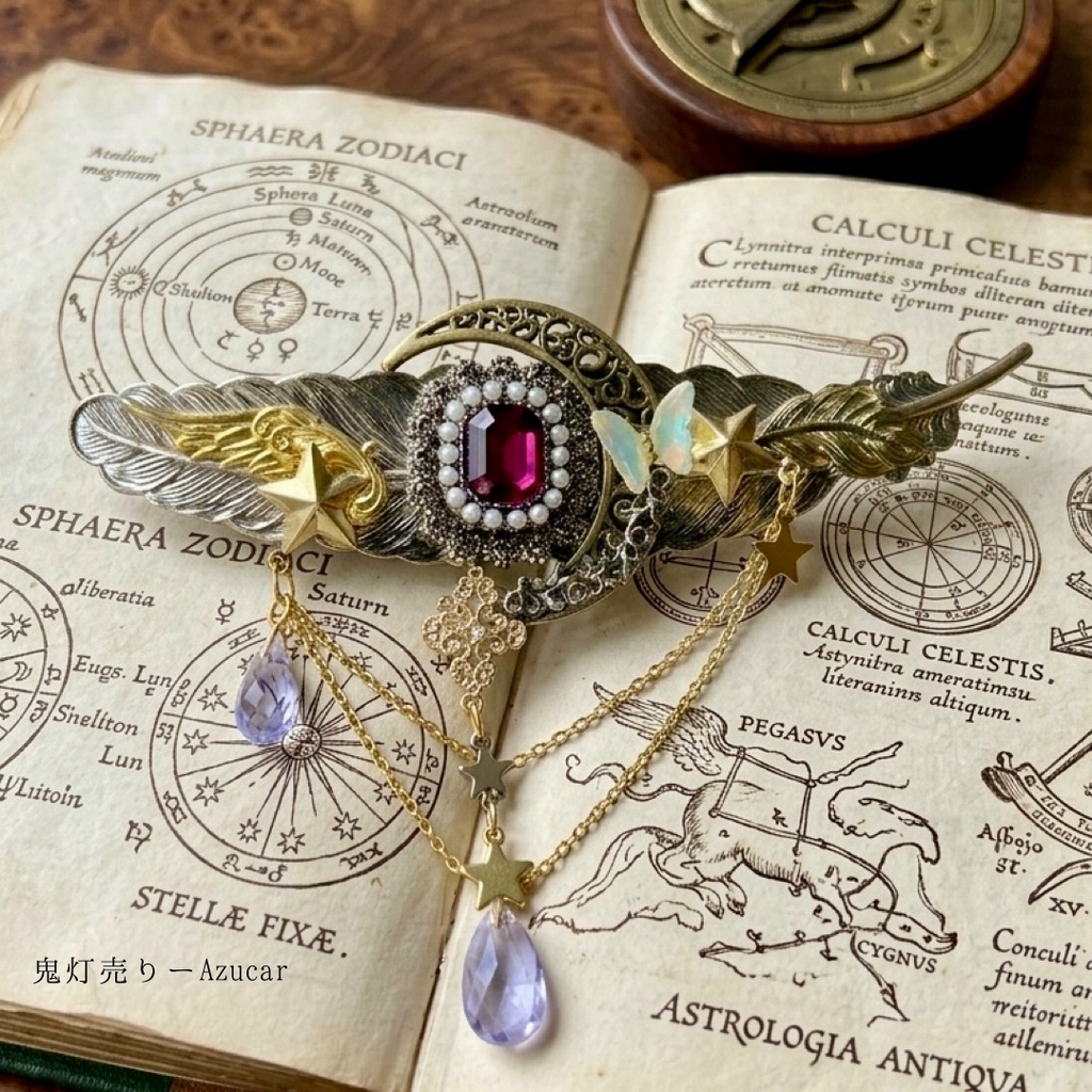 月の羽根と紅い流星の幻想ヘアクリップ 三日月×アンティークビジュー 色変化