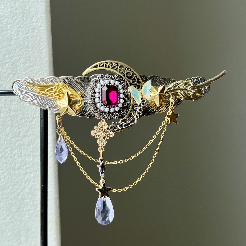 月の羽根と紅い流星の幻想ヘアクリップ 三日月×アンティークビジュー 色変化