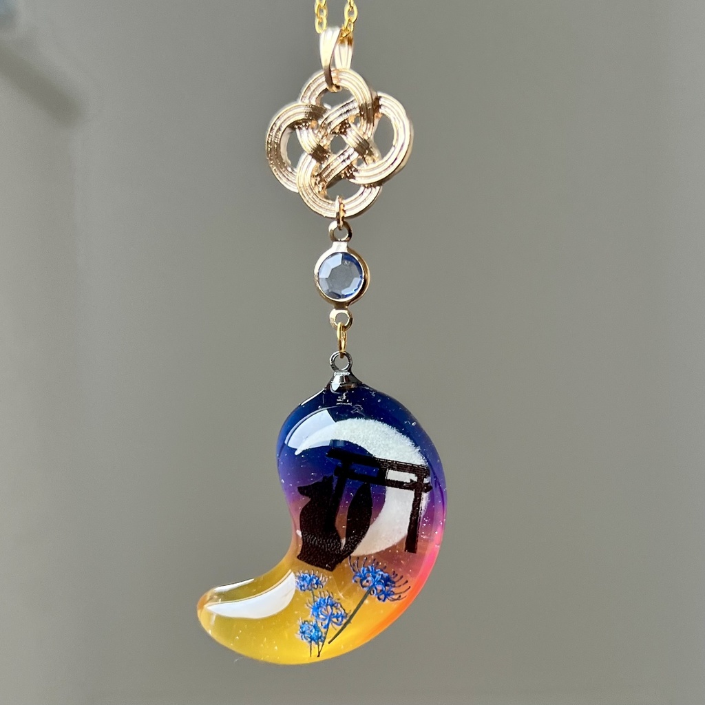 夕暮れに佇むお狐様と蓄光三日月の勾玉ネックレス|蒼彼岸花・鳥居・和風レジン