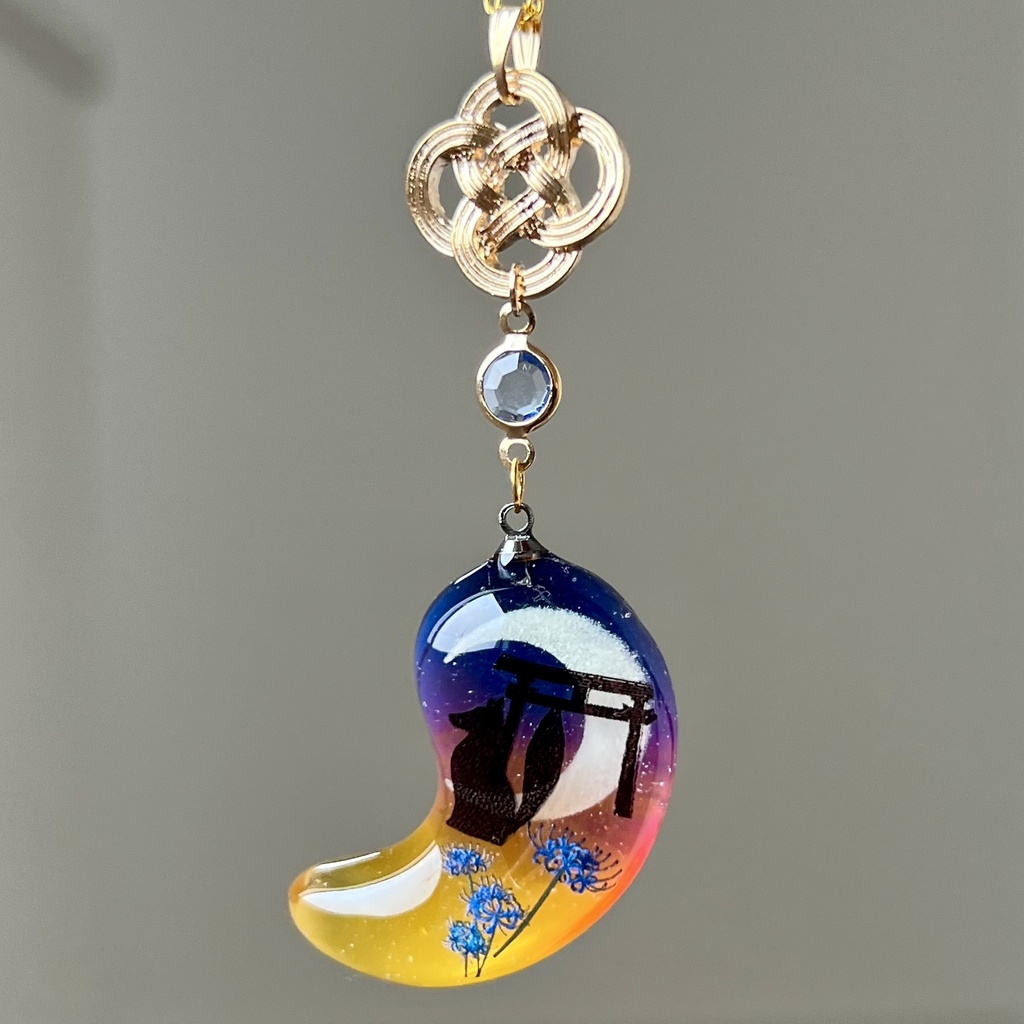 夕暮れに佇むお狐様と蓄光三日月の勾玉ネックレス|蒼彼岸花・鳥居・和風レジン