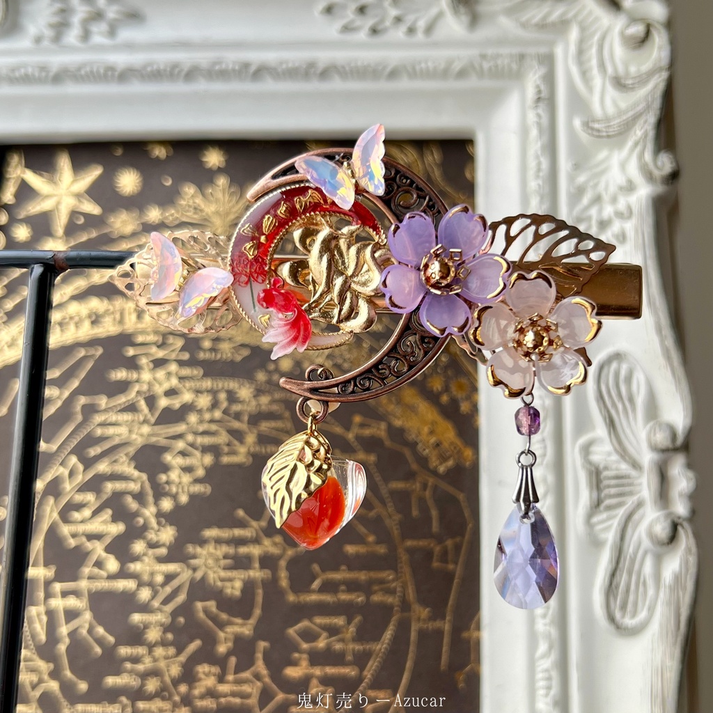 紅彼岸花と金魚の三日月ヘアクリップ|鬼灯・カーネリアン・蝶・和風レジンアクセサリー