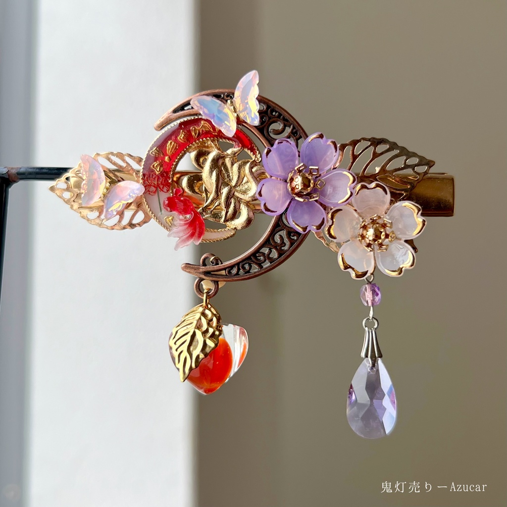 紅彼岸花と金魚の三日月ヘアクリップ|鬼灯・カーネリアン・蝶・和風レジンアクセサリー