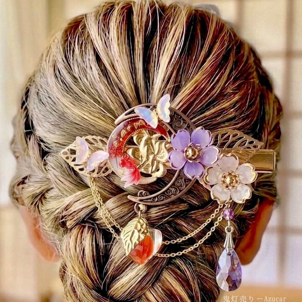 紅彼岸花と金魚の三日月ヘアクリップ｜鬼灯・カーネリアン・蝶・和風レジンアクセサリー
