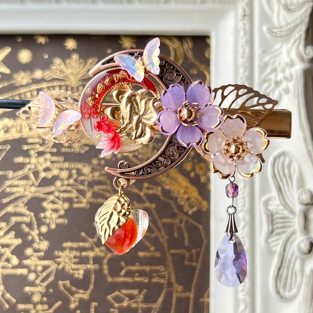 紅彼岸花と金魚の三日月ヘアクリップ|鬼灯・カーネリアン・蝶・和風レジンアクセサリー