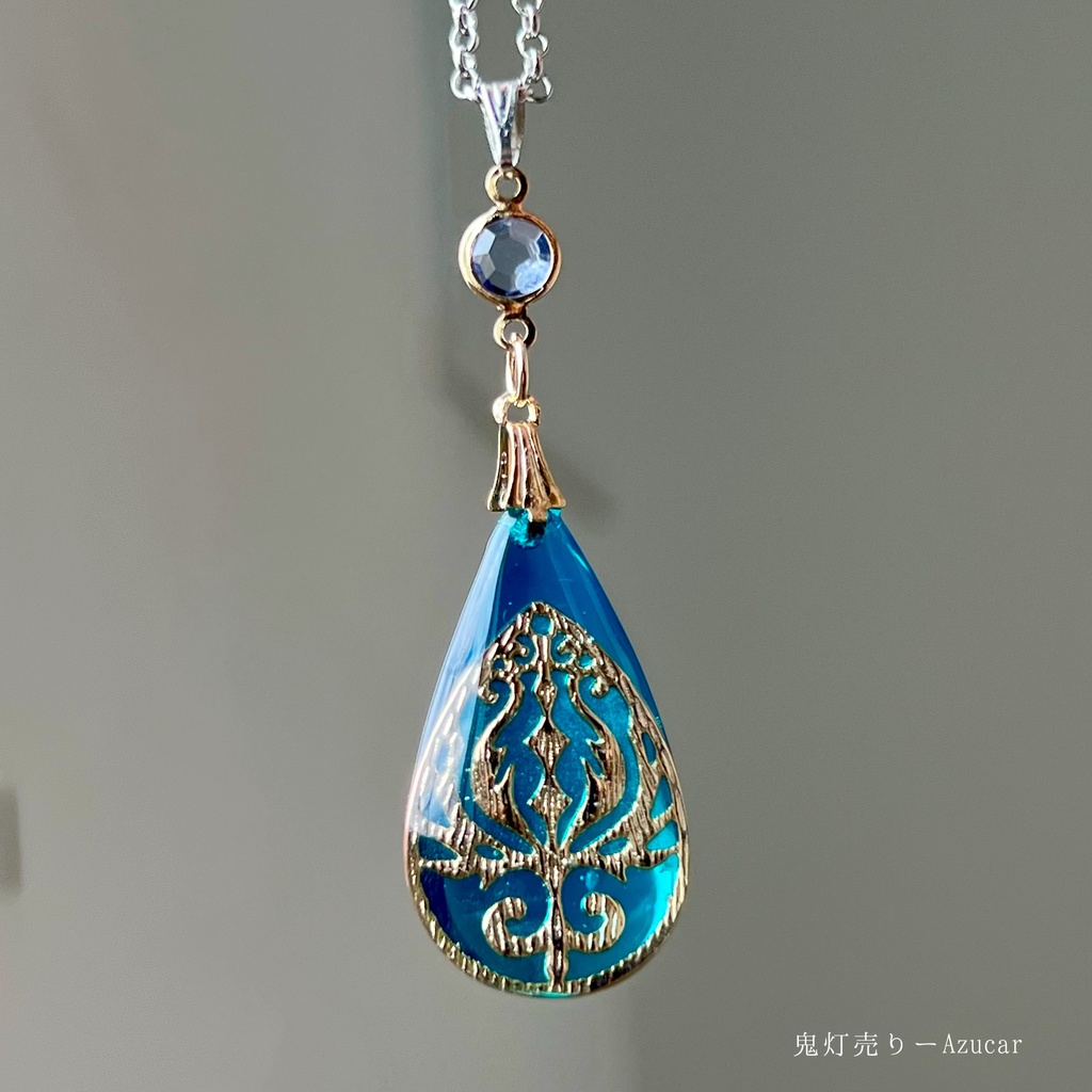 再販未定 森の奥で光るエメラルドの雫 蓄光ペンダント/幻想的な緑のレジンアクセサリー