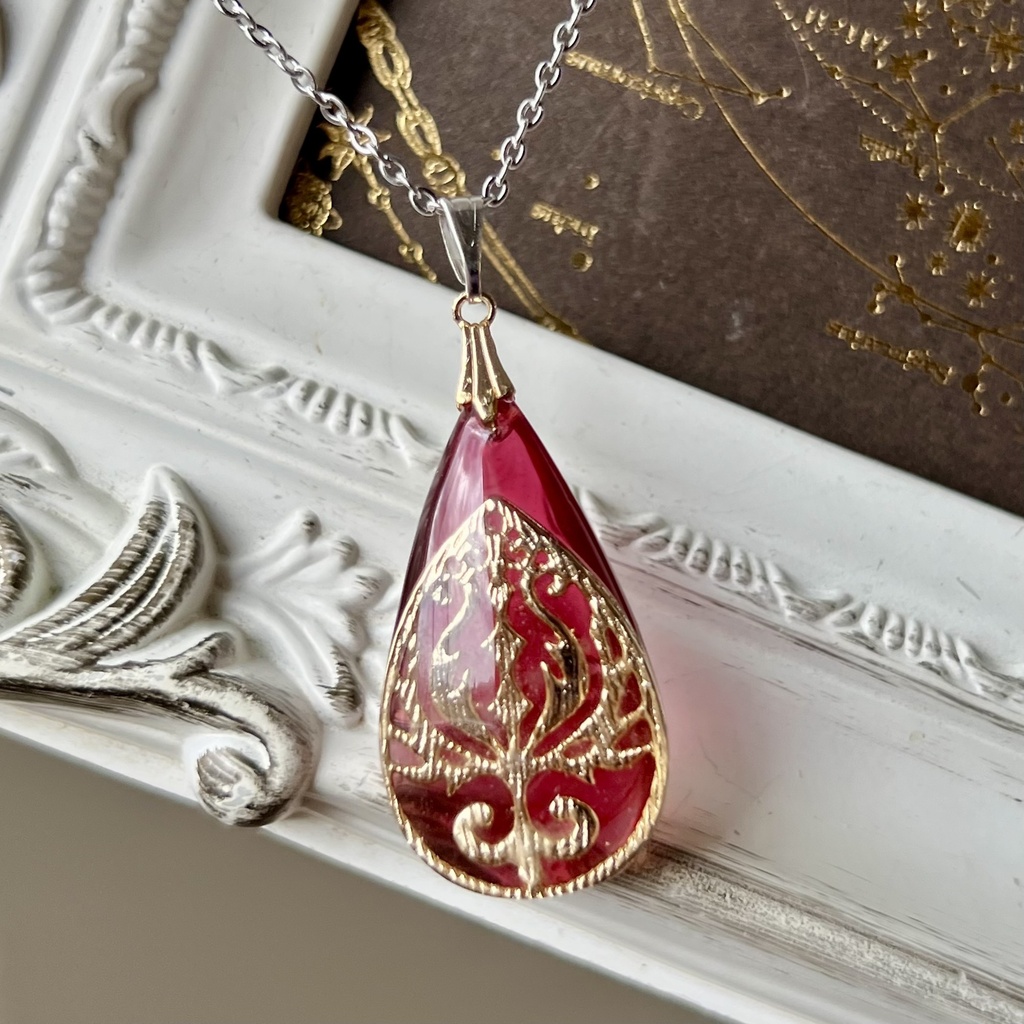 再販未定「紅に染まった雫は、夜に光を宿す。」蓄光 レジン ペンダント