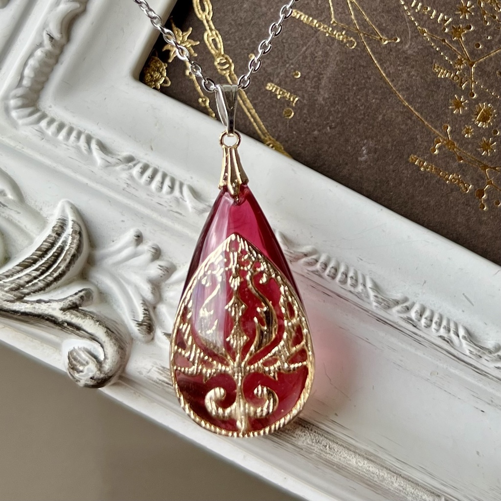 再販未定「紅に染まった雫は、夜に光を宿す。」蓄光 レジン ペンダント