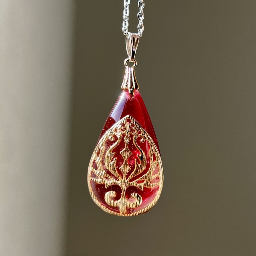 再販未定「紅に染まった雫は、夜に光を宿す。」蓄光 レジン ペンダント