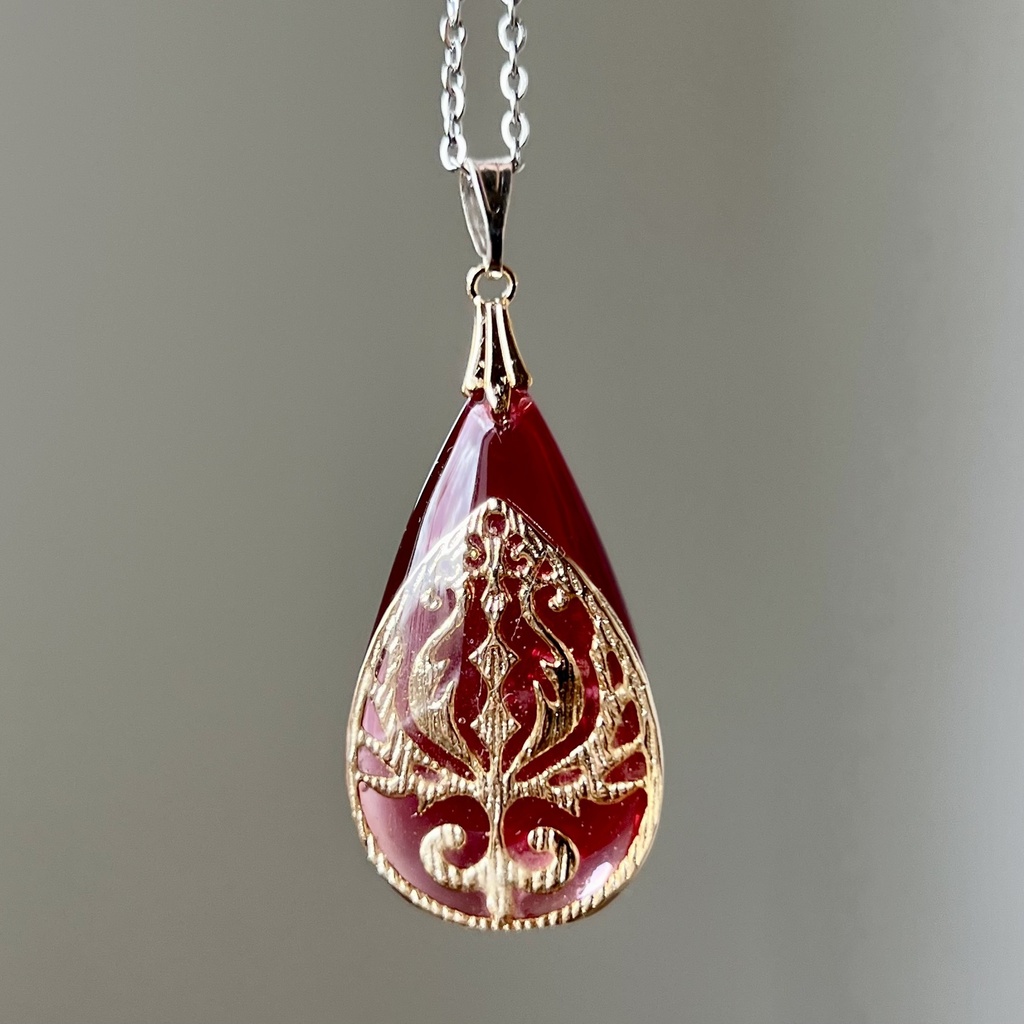 再販未定「紅に染まった雫は、夜に光を宿す。」蓄光 レジン ペンダント