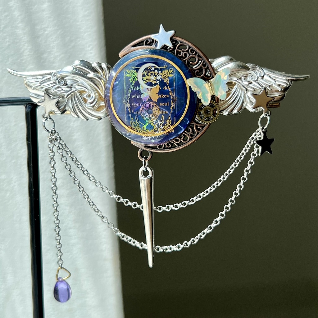 月と天球儀の羽根紋章 ヘアクリップ*星空 魔法 天体 レジン ハンドメイド