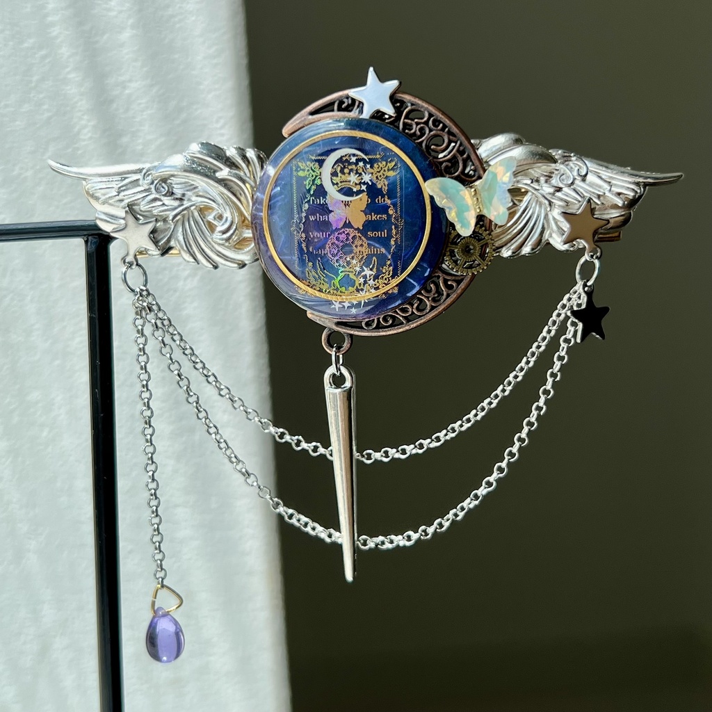 月と天球儀の羽根紋章 ヘアクリップ*星空 魔法 天体 レジン ハンドメイド