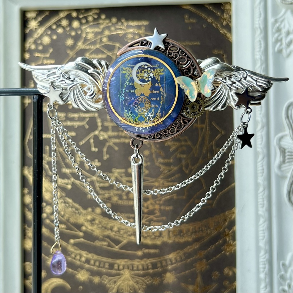 月と天球儀の羽根紋章 ヘアクリップ*星空 魔法 天体 レジン ハンドメイド