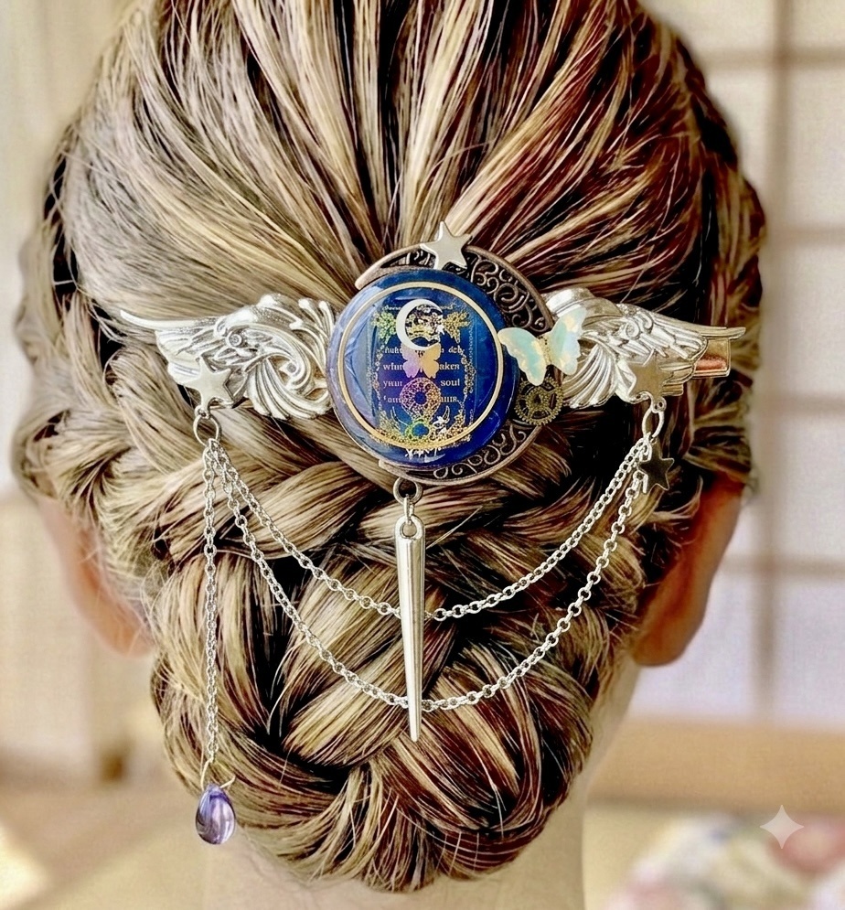 月と天球儀の羽根紋章 ヘアクリップ＊星空 魔法 天体 レジン ハンドメイド