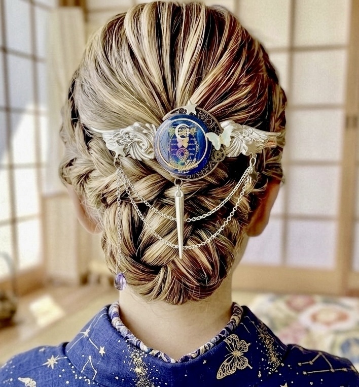 月と天球儀の羽根紋章 ヘアクリップ*星空 魔法 天体 レジン ハンドメイド
