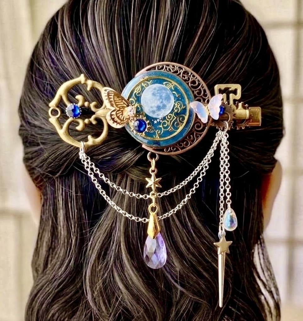 再販未定　満月を閉じ込めた魔法の鍵 蝶々と歯車の蒼い天体ヘアクリップ