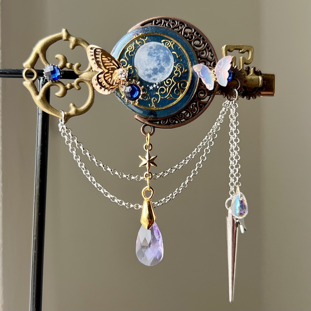 再販未定 満月を閉じ込めた魔法の鍵 蝶々と歯車の蒼い天体ヘアクリップ