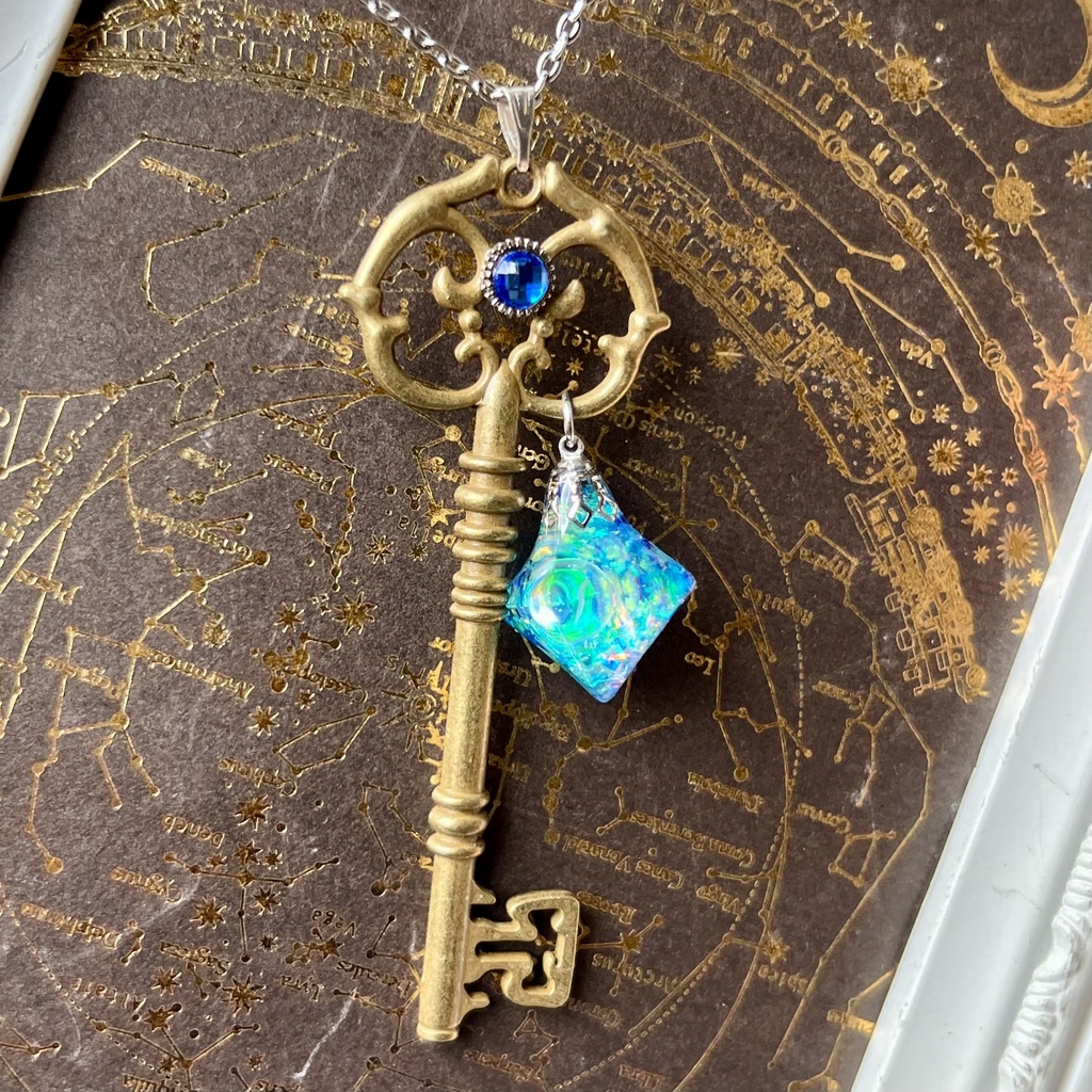 再販未定 古い鍵と月光の八面体 魔法仕掛けの宇宙ネックレス 蓄光