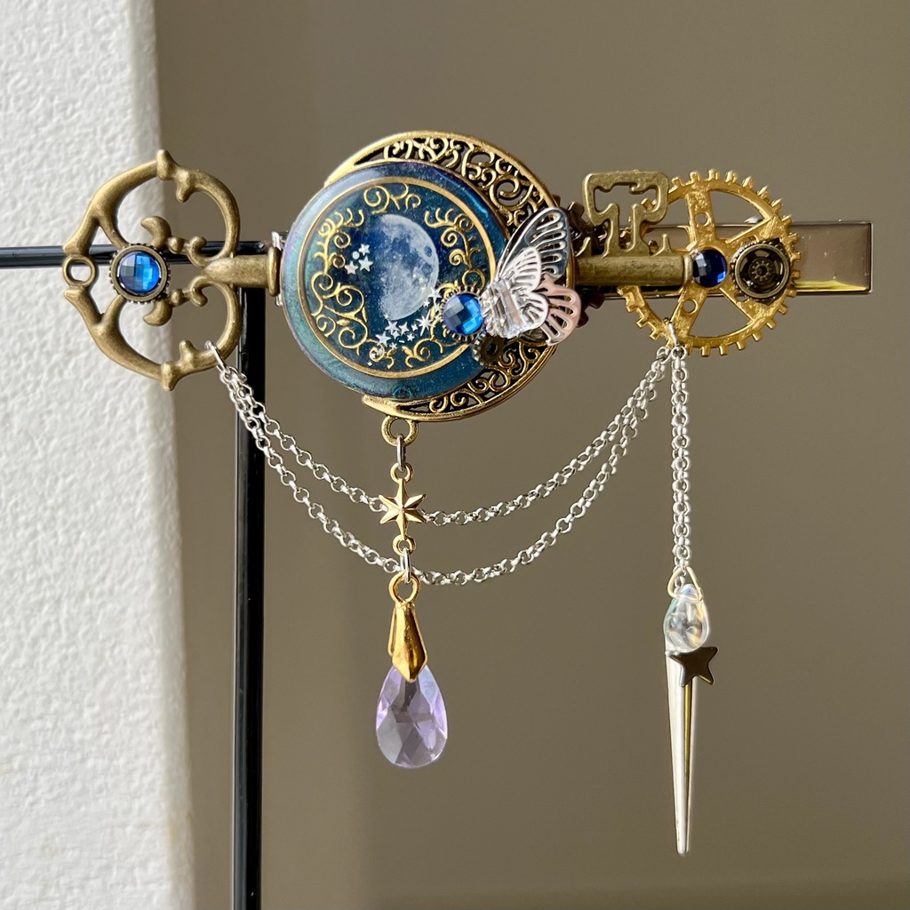 再販未定★上弦の月と蒼の鍵 魔法仕掛けの蓄光ヘアクリップ 蝶 歯車 星