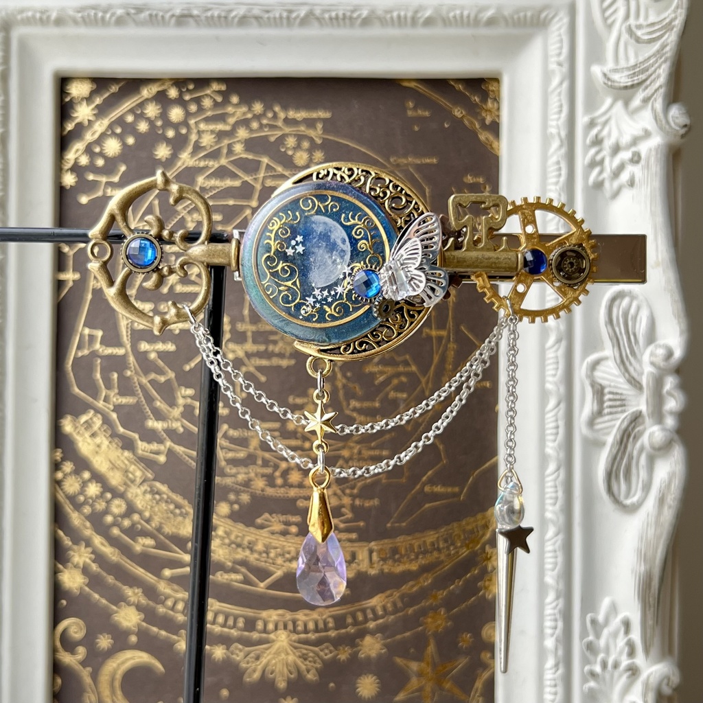 再販未定★上弦の月と蒼の鍵 魔法仕掛けの蓄光ヘアクリップ 蝶 歯車 星
