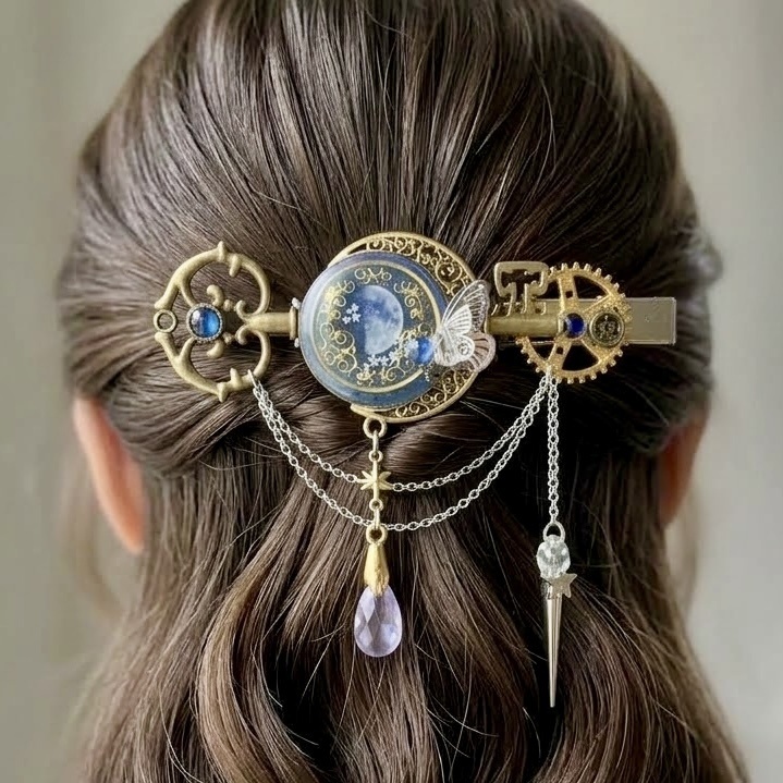 再販未定★上弦の月と蒼の鍵 魔法仕掛けの蓄光ヘアクリップ 蝶 歯車 星
