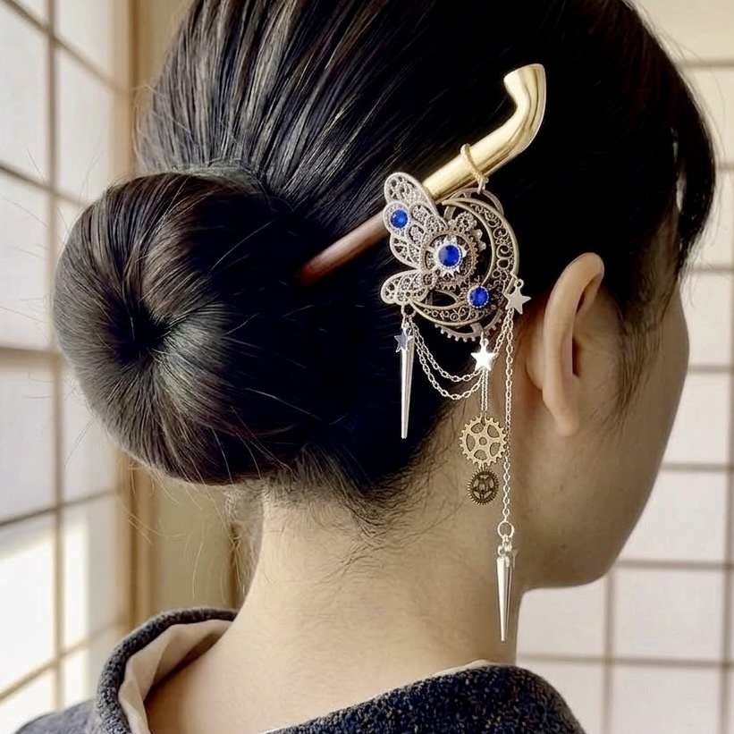 【再販未定】月の鍵を開けると―歯車と蝶が雫を生み出す三日月ヘアクリップ
