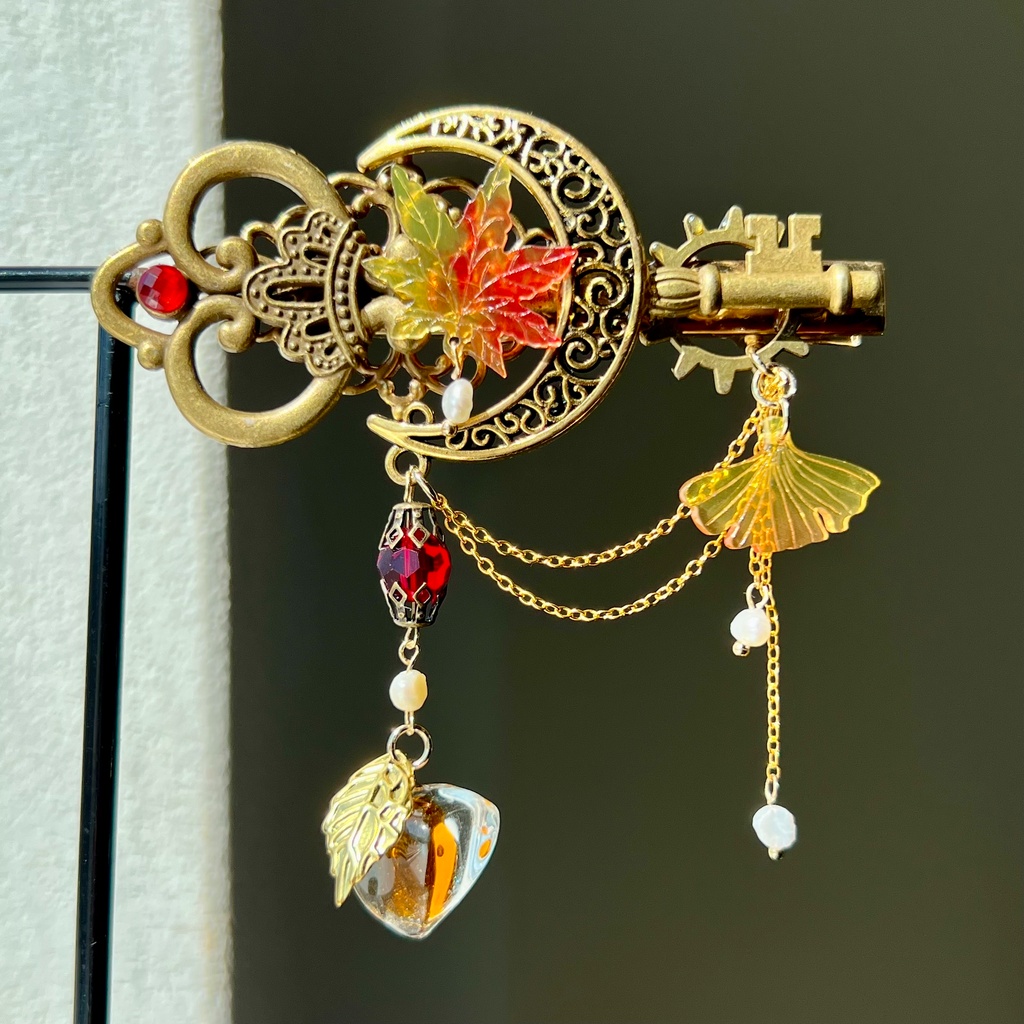 【秋冬限定】紅葉の向こうに灯る鬼灯｜三日月と銀杏のアンティークヘアクリップ