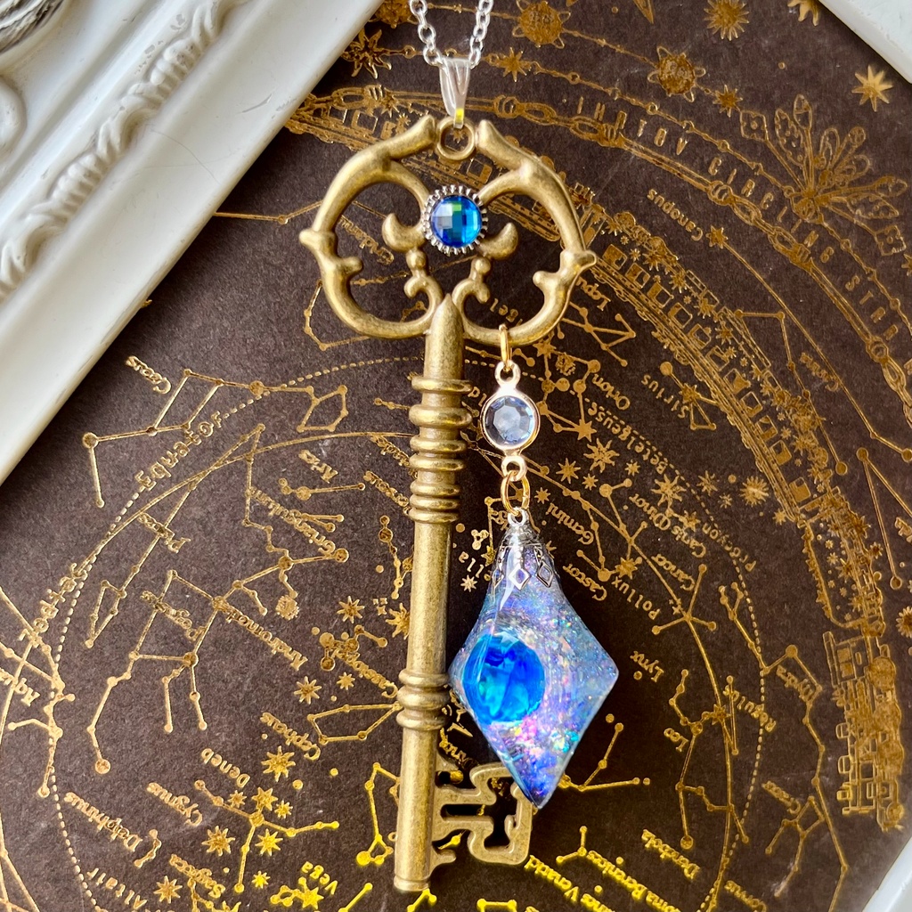 サファイアの光を集めた鍵 蒼い宇宙と歯車のアンティーク魔法ネックレス