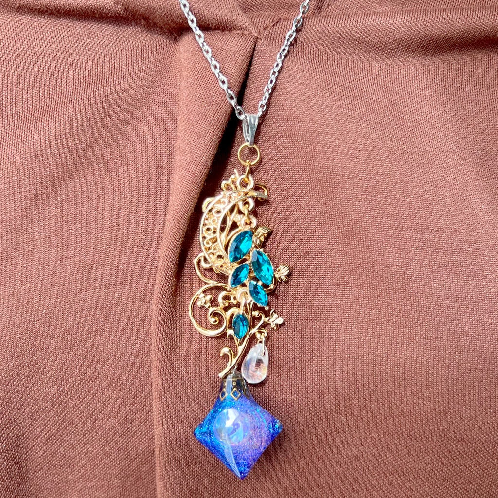 月夜に閉じ込めた蒼い宇宙*三日月と唐草のファンタジーネックレス